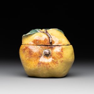 A polychrome Dutch Delft apple-form box and cover, 18th C. — foto 3