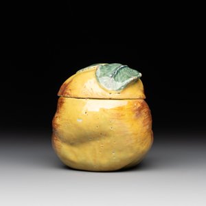 A polychrome Dutch Delft apple-form box and cover, 18th C. — foto 6