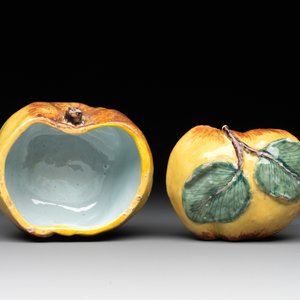 A polychrome Dutch Delft apple-form box and cover, 18th C. — foto 7