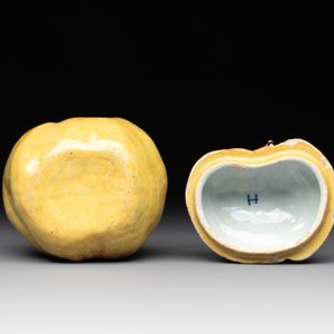 A polychrome Dutch Delft apple-form box and cover, 18th C. — foto 8