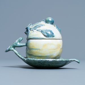 A polychrome Dutch Delft 'apple' tureen and cover, 18th C. — 照片 3