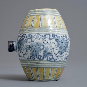 A polychrome Dutch Delft barrel-shaped gin flask with grape vines, 18th C. — 照片 5