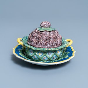 A polychrome Dutch Delft 'berry' tureen and cover on stand, 18th C. — photo 1