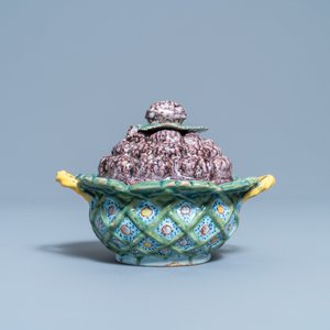 A polychrome Dutch Delft 'berry' tureen and cover on stand, 18th C. — photo 4
