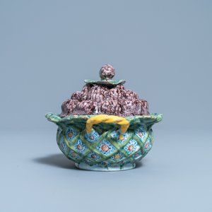 A polychrome Dutch Delft 'berry' tureen and cover on stand, 18th C. — photo 5
