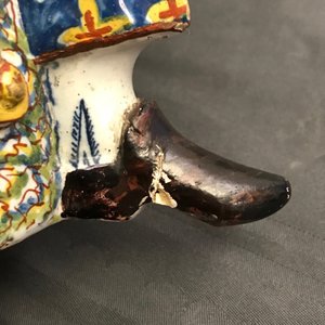 A polychrome Dutch Delft 'Bobbejak' rope twist handle cistern, 18th C. — photo 12