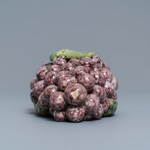 A polychrome Dutch Delft 'bunch of grapes' box and cover, 18th C. — 照片 3