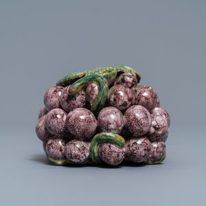 A polychrome Dutch Delft 'bunch of grapes' box and cover, 18th C. — 照片 5