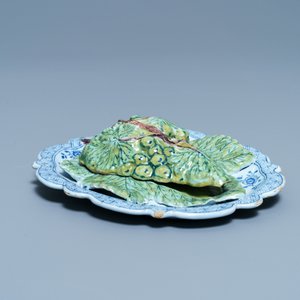 A polychrome Dutch Delft bunch of grapes on a dish, 18th C. — 照片 3