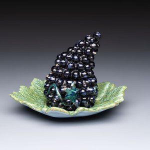 A polychrome Dutch Delft 'Bunch of Grapes' tureen and cover, 18th C. — photo 1