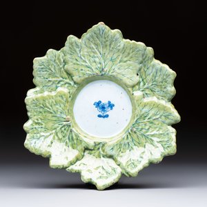 A polychrome Dutch Delft 'Bunch of Grapes' tureen and cover, 18th C. — photo 2