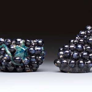 A polychrome Dutch Delft 'Bunch of Grapes' tureen and cover, 18th C. — photo 4