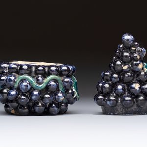 A polychrome Dutch Delft 'Bunch of Grapes' tureen and cover, 18th C. — photo 5