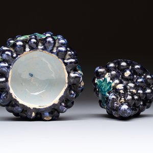 A polychrome Dutch Delft 'Bunch of Grapes' tureen and cover, 18th C. — photo 8