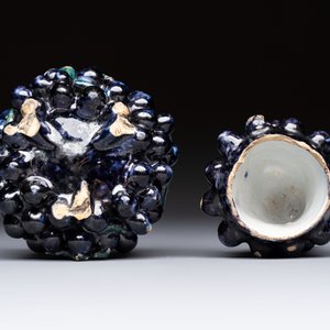 A polychrome Dutch Delft 'Bunch of Grapes' tureen and cover, 18th C. — photo 9