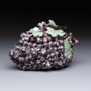 A polychrome Dutch Delft 'Bunch of Grapes' tureen and cover, 18th C. — photo 1
