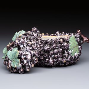 A polychrome Dutch Delft 'Bunch of Grapes' tureen and cover, 18th C. — photo 2