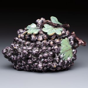 A polychrome Dutch Delft 'Bunch of Grapes' tureen and cover, 18th C. — photo 3