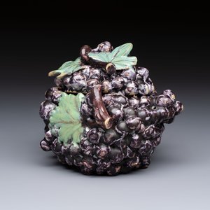 A polychrome Dutch Delft 'Bunch of Grapes' tureen and cover, 18th C. — photo 4