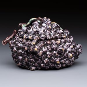 A polychrome Dutch Delft 'Bunch of Grapes' tureen and cover, 18th C. — photo 5