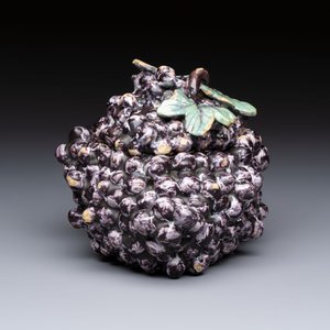 A polychrome Dutch Delft 'Bunch of Grapes' tureen and cover, 18th C. — photo 6