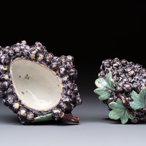A polychrome Dutch Delft 'Bunch of Grapes' tureen and cover, 18th C. — photo 7