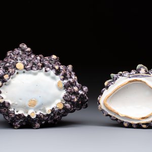 A polychrome Dutch Delft 'Bunch of Grapes' tureen and cover, 18th C. — photo 8