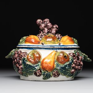 A polychrome Dutch Delft butter tub in the shape of various fruits, 18th C. — photo 4