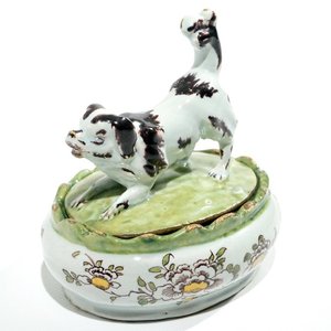 A polychrome Dutch Delft butter tub with a dog, 18th C. — 照片 1