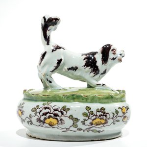 A polychrome Dutch Delft butter tub with a dog, 18th C. — 照片 4