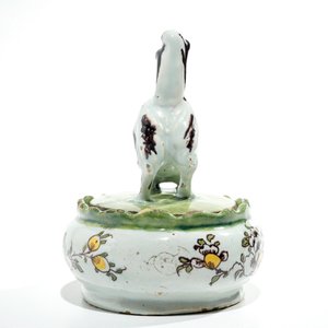 A polychrome Dutch Delft butter tub with a dog, 18th C. — 照片 5