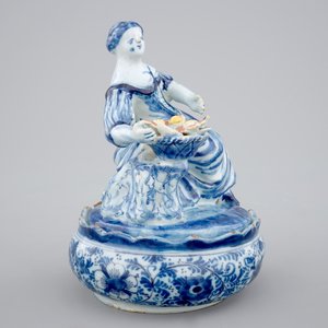A polychrome Dutch Delft butter tub with a seated lady, 18th C. — 照片 2