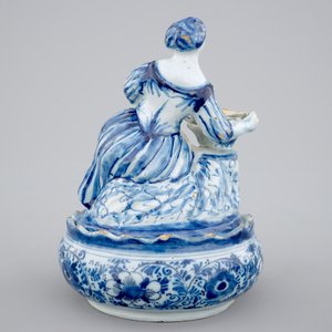 A polychrome Dutch Delft butter tub with a seated lady, 18th C. — 照片 3