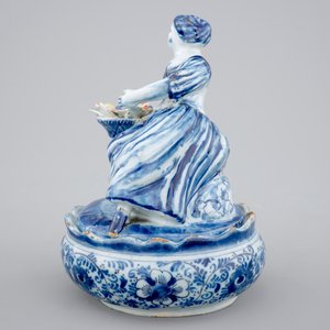 A polychrome Dutch Delft butter tub with a seated lady, 18th C. — 照片 4