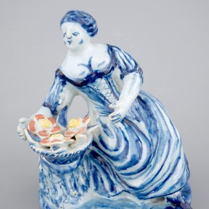A polychrome Dutch Delft butter tub with a seated lady, 18th C. — 照片 7