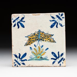 A polychrome Dutch Delft 'butterfly' tile, 17th C. — photo 1