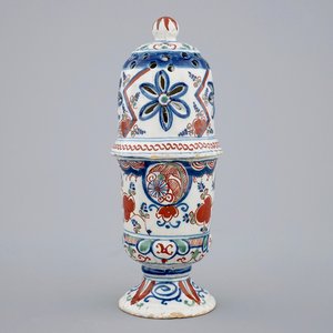 A polychrome Dutch Delft caster with lightning decoration, late 17th C. — 照片 1