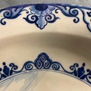 A polychrome Dutch Delft charger with a violinist, 1st half 18th C. — 照片 3