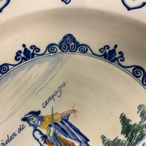 A polychrome Dutch Delft charger with a violinist, 1st half 18th C. — 照片 4