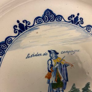A polychrome Dutch Delft charger with a violinist, 1st half 18th C. — 照片 7