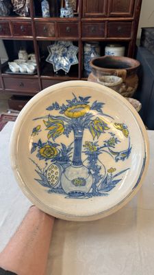 A polychrome Dutch Delft chinoiserie dish with flower vases, a bird and insects — photo 1
