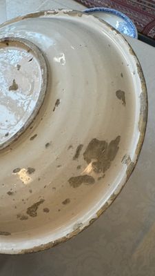 A polychrome Dutch Delft chinoiserie dish with flower vases, a bird and insects — photo 13