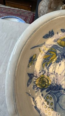 A polychrome Dutch Delft chinoiserie dish with flower vases, a bird and insects — photo 2