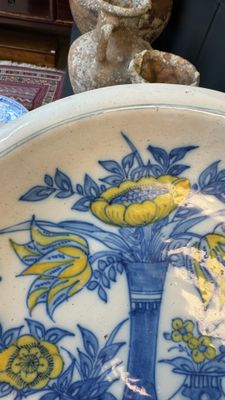 A polychrome Dutch Delft chinoiserie dish with flower vases, a bird and insects — photo 3