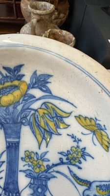 A polychrome Dutch Delft chinoiserie dish with flower vases, a bird and insects — photo 4