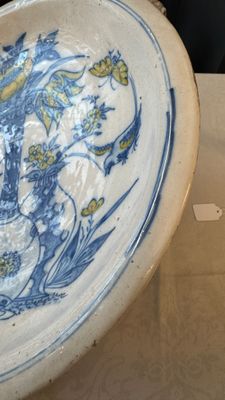 A polychrome Dutch Delft chinoiserie dish with flower vases, a bird and insects — photo 6