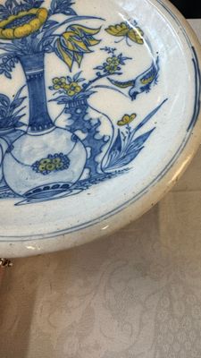 A polychrome Dutch Delft chinoiserie dish with flower vases, a bird and insects — photo 7