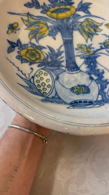 A polychrome Dutch Delft chinoiserie dish with flower vases, a bird and insects — photo 8