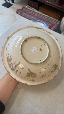 A polychrome Dutch Delft chinoiserie dish with flower vases, a bird and insects — photo 10