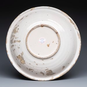 A polychrome Dutch Delft chinoiserie dish with flower vases, a bird and insects — photo 2